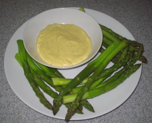 Asparagus with lemon-egg sauce